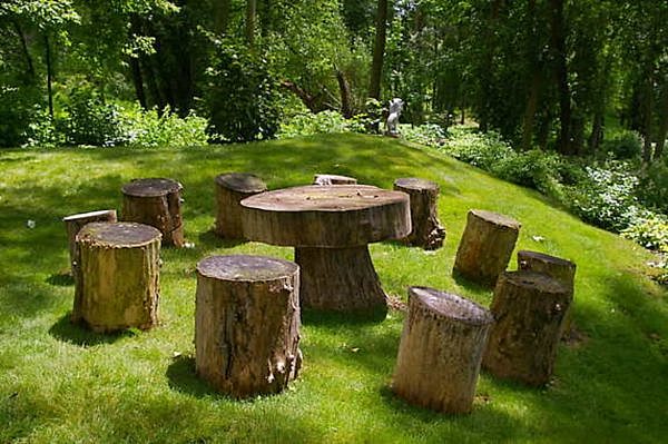 stalo kėdės medžių kamienai