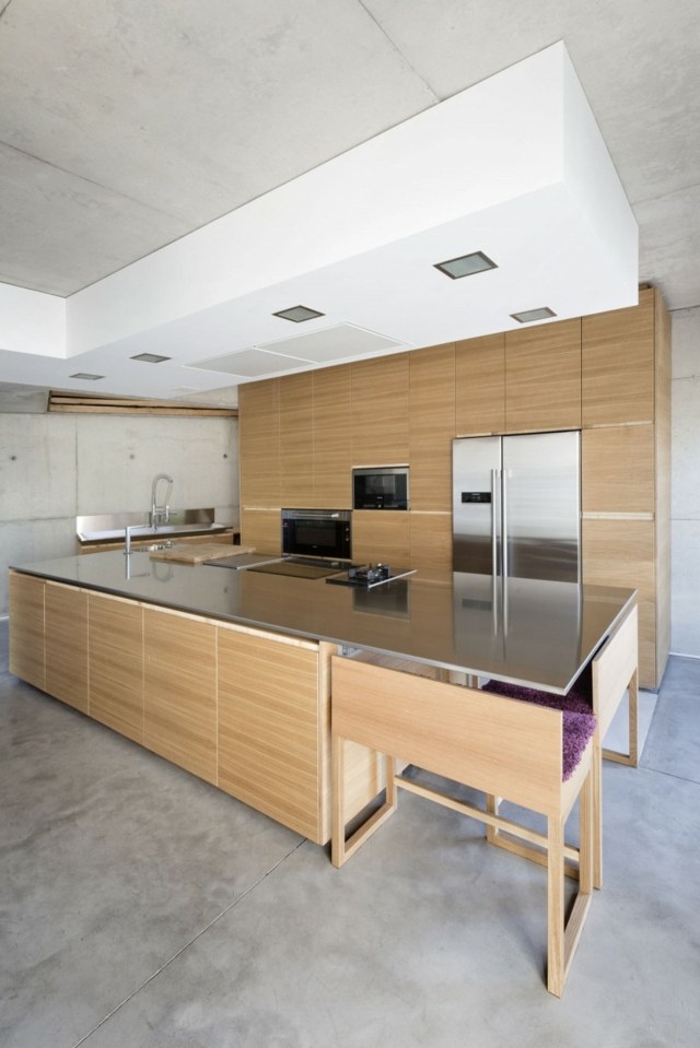 minimalistinio dizaino medinė virtuvė