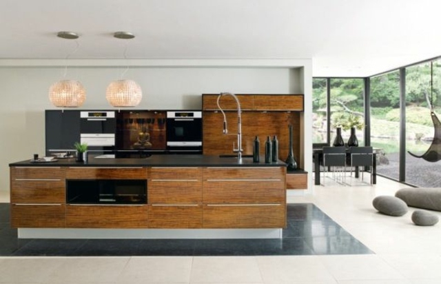 modernaus dizaino medinė virtuvė