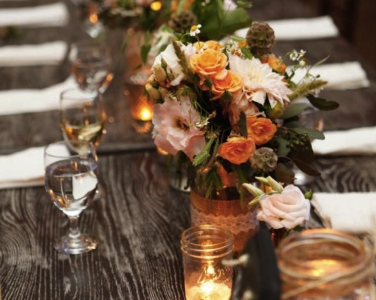 素朴な結婚式の木製テーブル