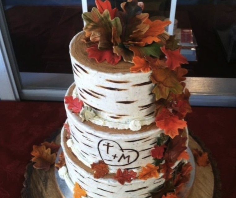 vestuvinis tortas-medis su lapais