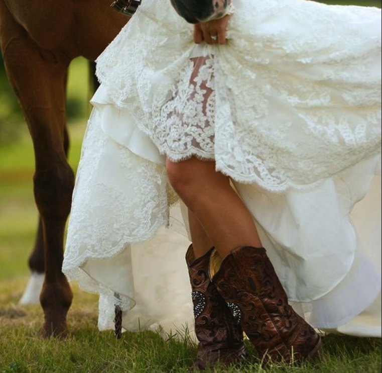 ブーツと馬のある花嫁の写真