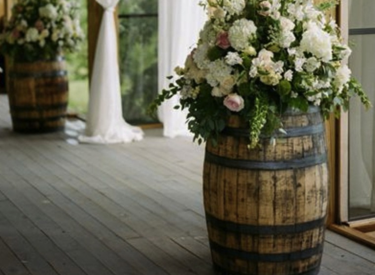 Kaimiškos-rudens-vestuvių statinės-su gėlėmis