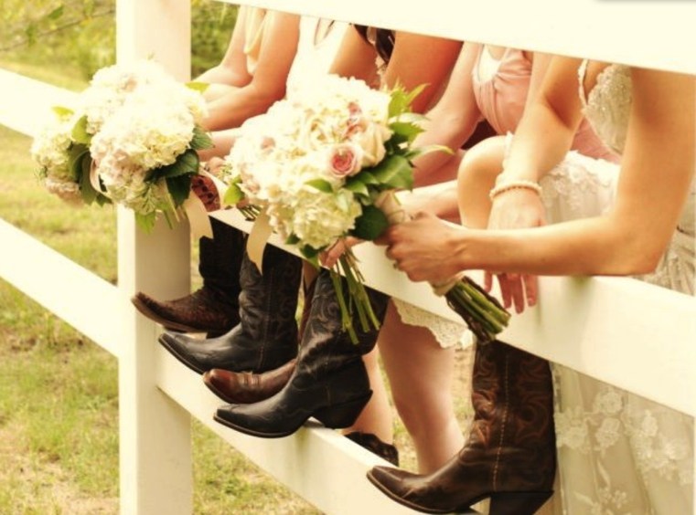 ブーツの女の子との結婚式の写真