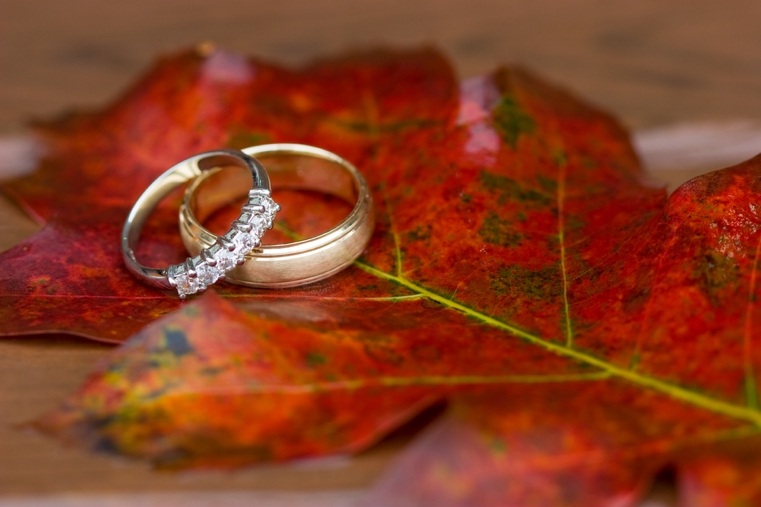 素朴な秋の結婚指輪