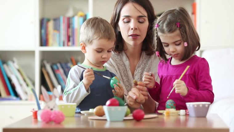 子供たちの卵のアイデアで自分自身を作るためのイースターの装飾