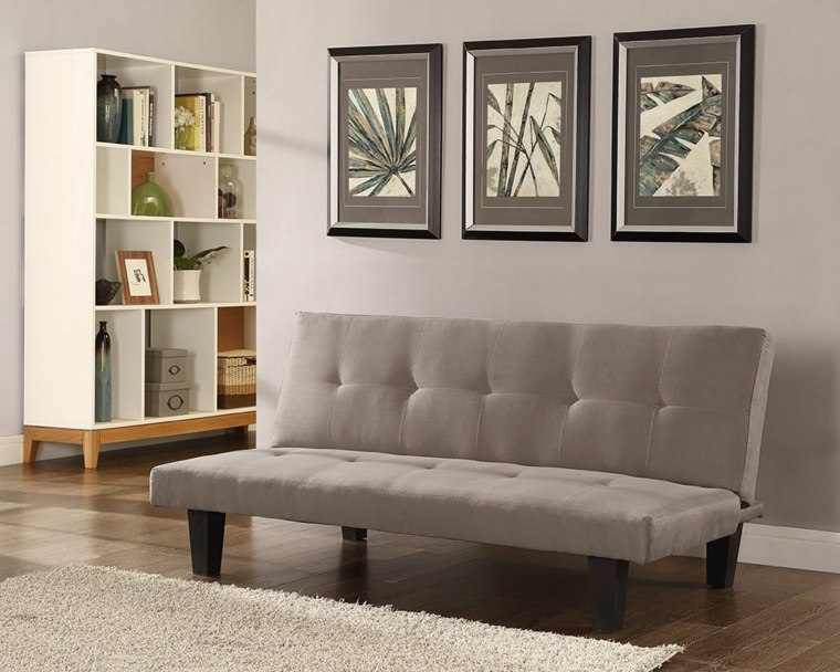 šviesi neutrali šiuolaikiška sofa