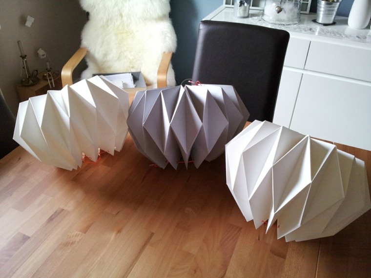 sivi bijeli origami abažur