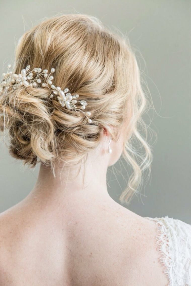 plaukų aksesuaras-vestuvių papuošalai-nuotaka-pynė-bandelė-blondinė-modelis