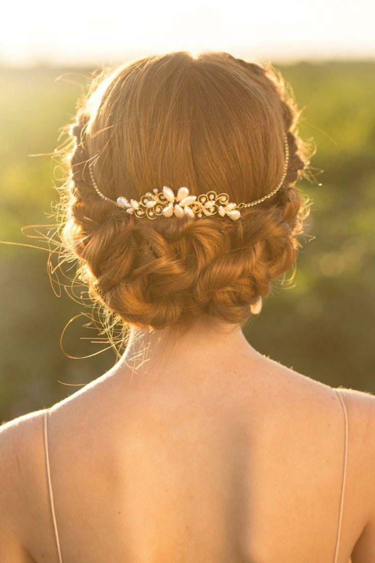plaukų aksesuaras-vestuvės-karūna-bandelė-pynė-stiliaus-romantiškas