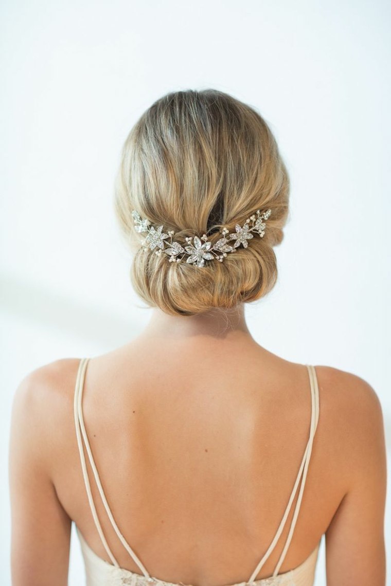 plaukų aksesuaras-vestuvių papuošalai-bandelė-paprasta-nuotaka-blondinė