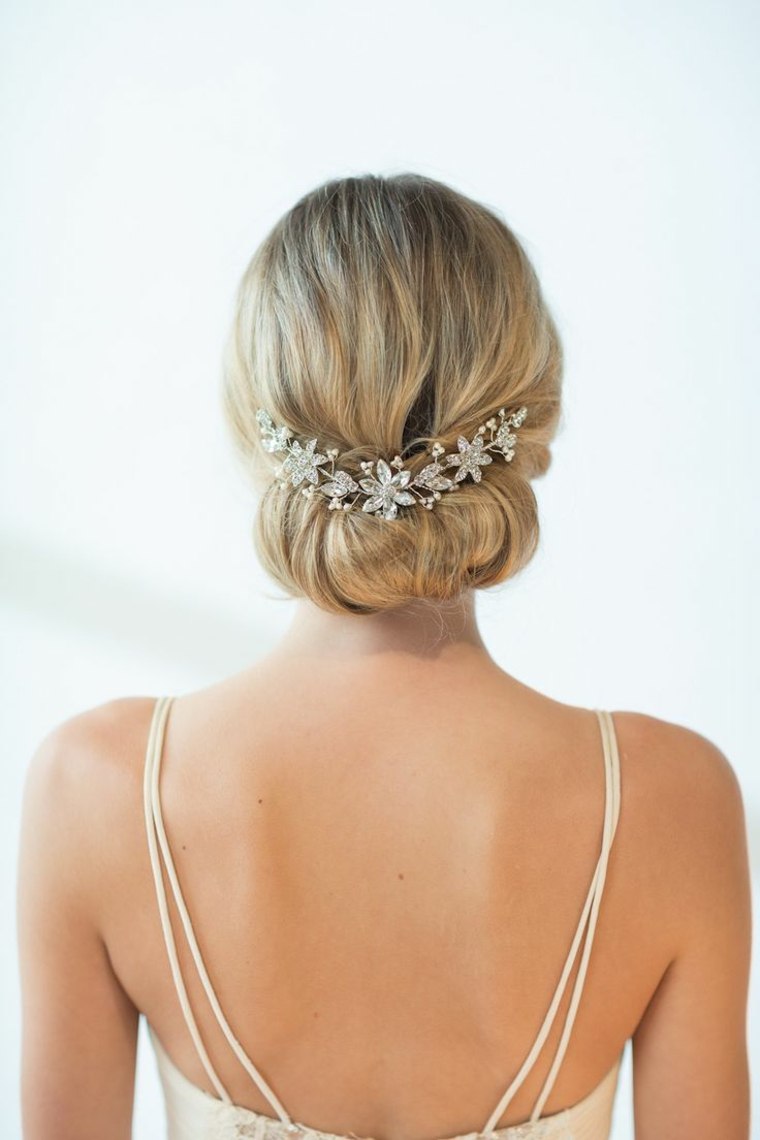 accessorio-capelli-matrimonio-gioielli-chignon-semplice-sposa-bionda