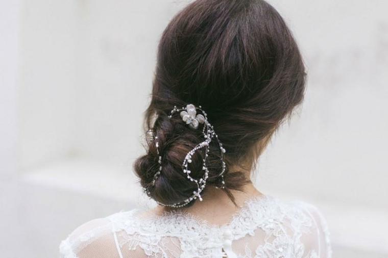 accessorio-capelli-idea-matrimonio-bun-treccia-catena-semplice-capelli-marroni