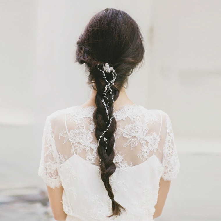 vestuvių-plaukų aksesuaras-grandinė-pynė-ilga-romantiška-nėrinių suknelė