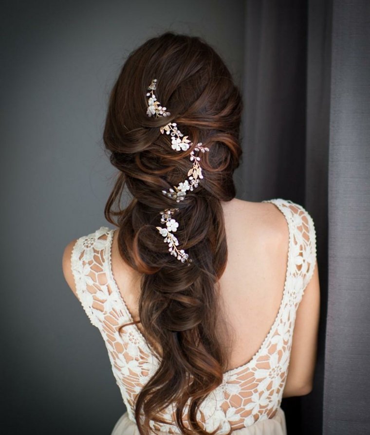 vestuvių-plaukų aksesuaras-vestuvių-plaukų-vynmedžių-garbanos-modelis