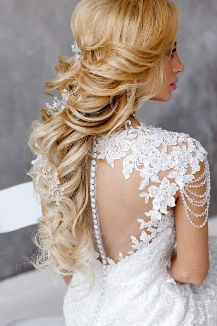 plaukų aksesuaras-vestuvės-papuošalai-vynmedis-ilgaplaukė-blondinė-moteris