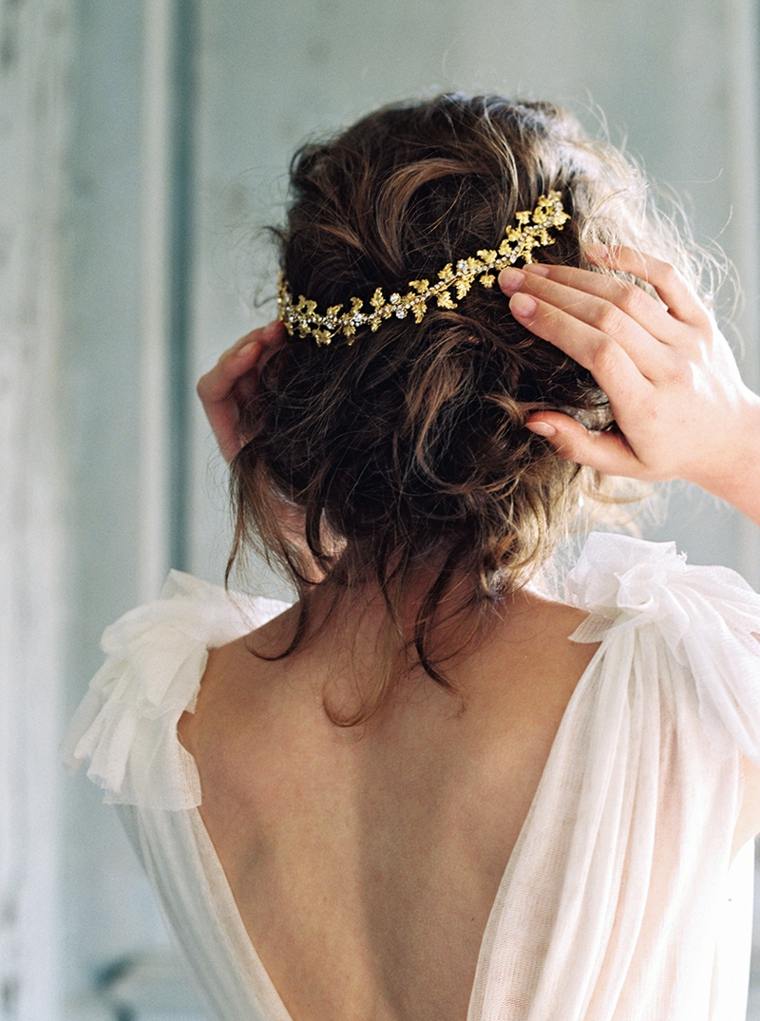 accessorio per capelli da sposa tuto-treccia-corona-dorata-brida-marrone