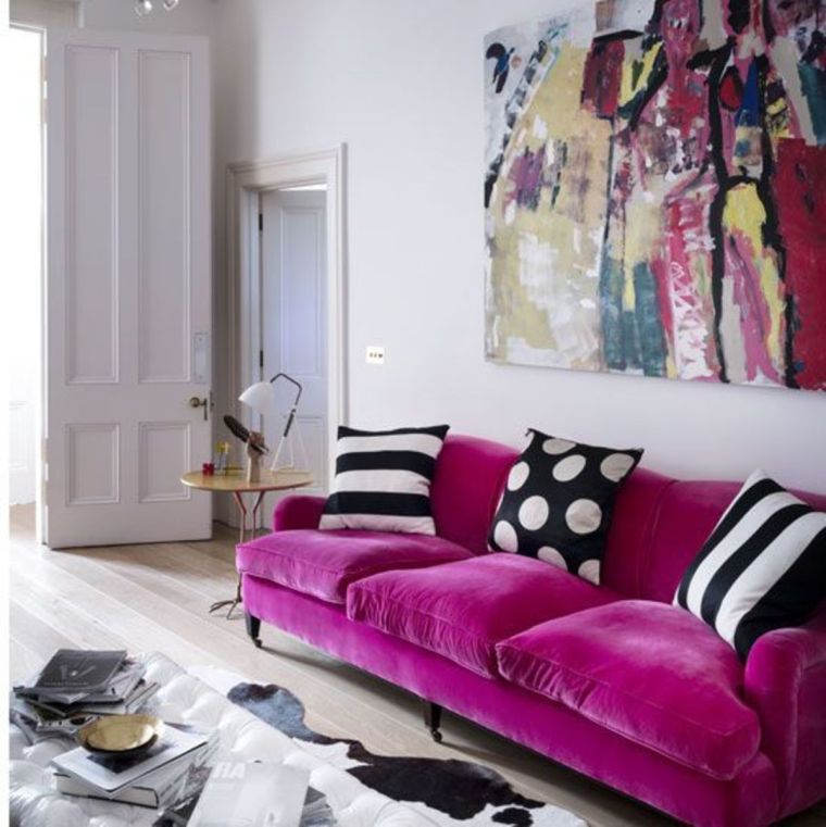 rožinė aksominė sofa svetainei