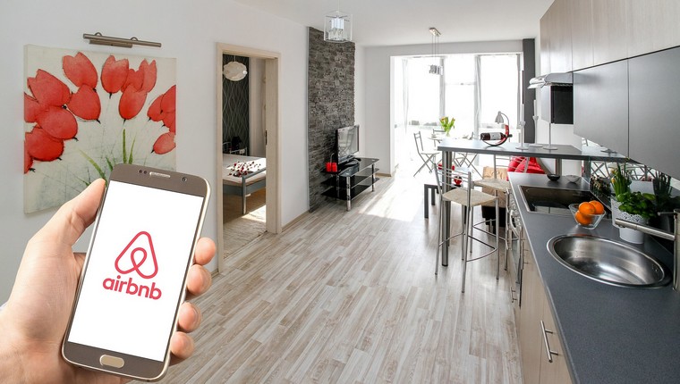 airbnb stol za ručavanje s parketnim drvom