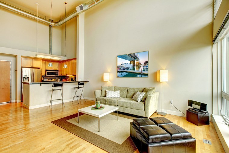 airbnb nyitott tér modern apartman kanapé párnák dohányzóasztal