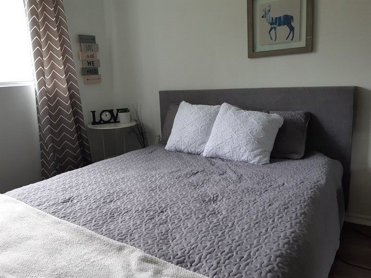 airbnb spavaća soba sivi krevet stol zidna ideja ukrašavanja