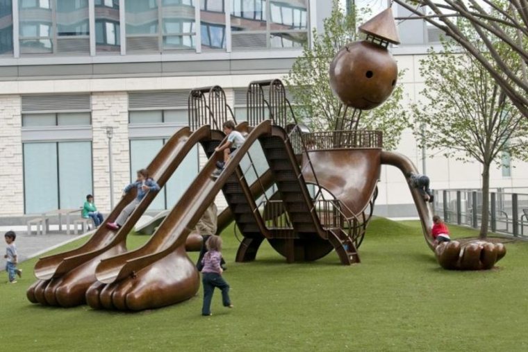 moderno parco giochi comunitario in metallo
