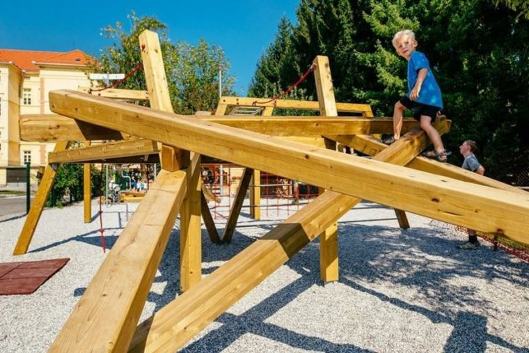 parco-giochi-collettivo-paesaggistica-strutture-in-legno