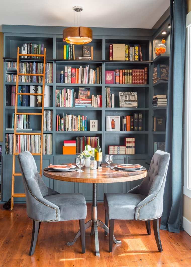 decorazione libreria con tavolo