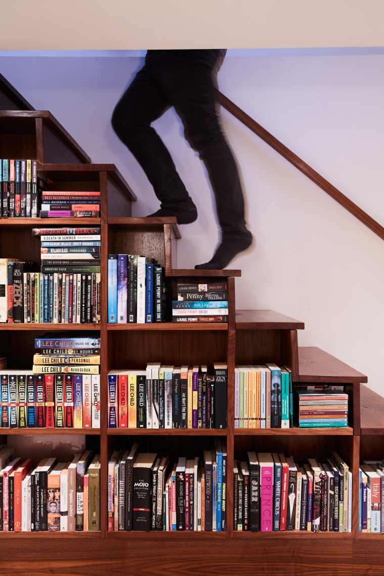 本棚のある階段