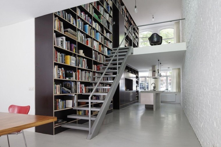 デザイナーの本棚が付いている階段