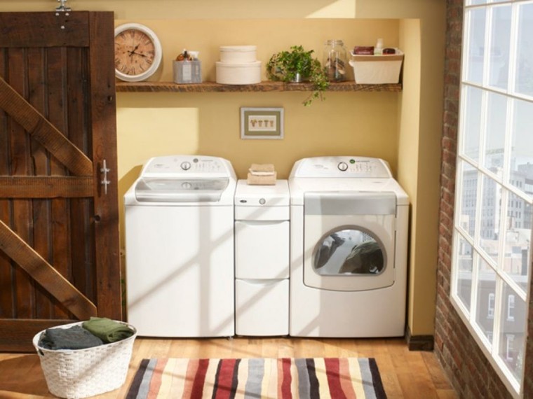 mažos erdvės lentynos skalbimo kambario laikymo patarimai