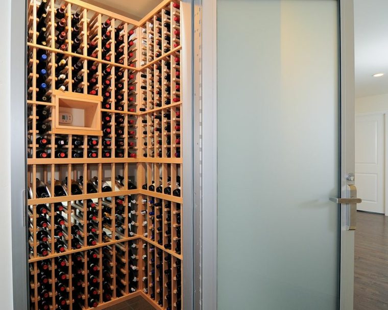 armadio-per-bottiglie-in-legno-disposizione-di-vino-economico
