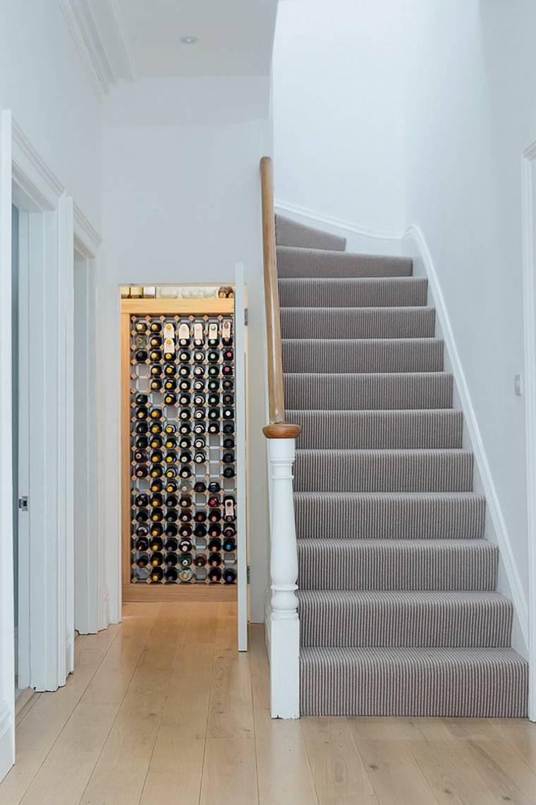 mažos erdvės-po laiptais-baldų-temperatūros-vyno-rūsio išdėstymas