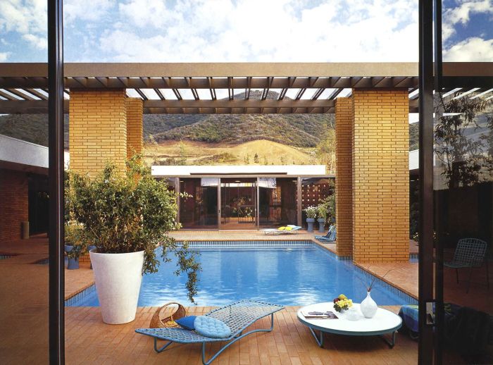 pool-enclosure-pergola-bricks-aluminum-exterior-design
