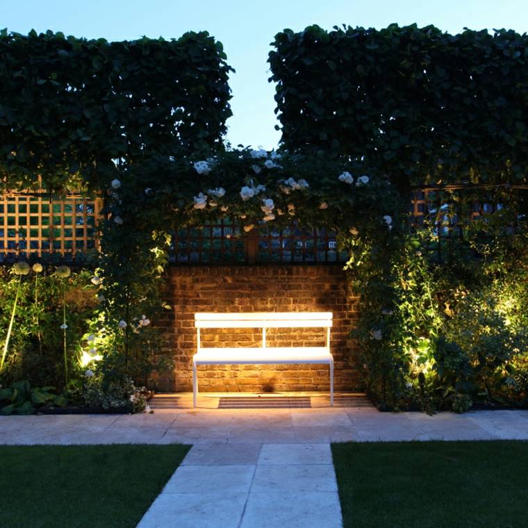 illuminazione esterna giardino percorso mobili panca bianca staccionata in legno