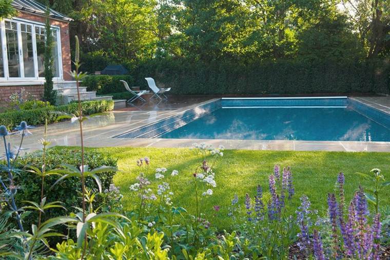 idea esterna piscina paesaggistica spazio moderno fiori sedie a sdraio