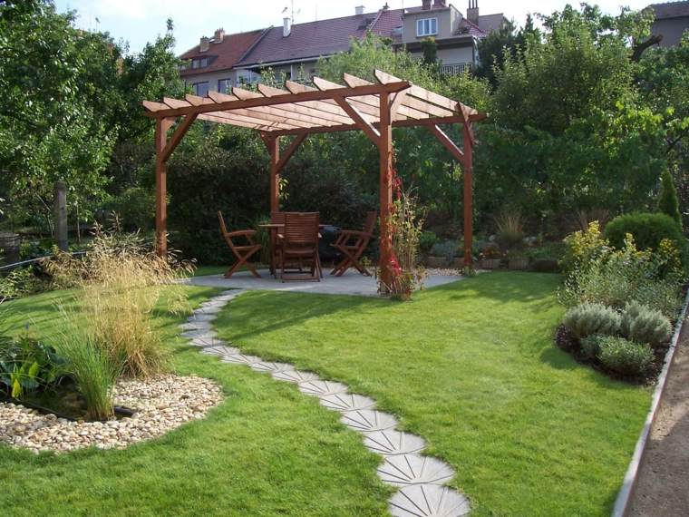 percorso del giardino in legno per organizzare l'idea della terrazza del pergolato