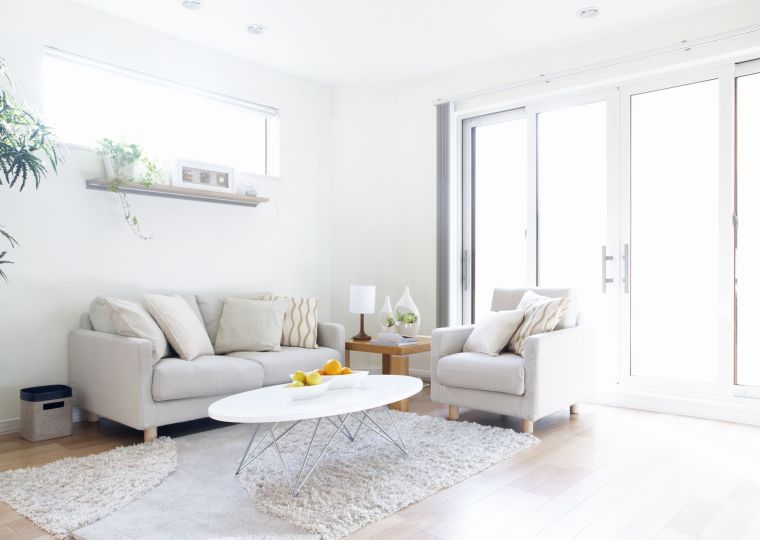 soggiorno dal design elegante in bianco