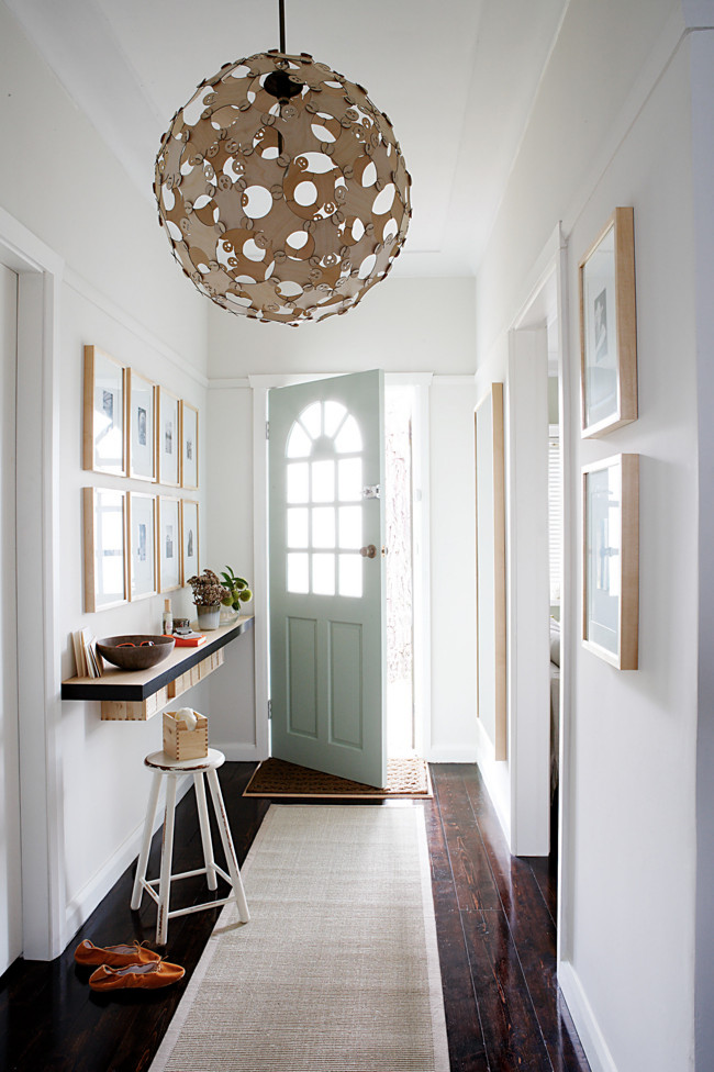 Cornici deco parete corridoio Sgabello in legno bianco Tappetino Design Illuminazione Sospensione Ingresso Idea
