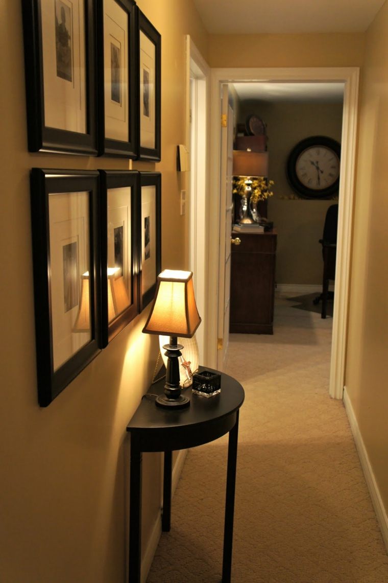 Home ingresso layout idea piedistallo in legno lampada da tavolo design cornici parete