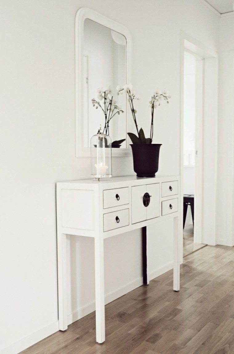 interni scandinavi minimalisti tavolo in legno bianco e nero vaso di fiori bianco specchio nero cornice bianca