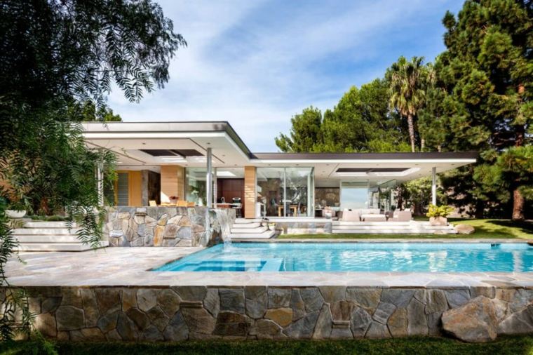 現代の家の屋外プールのデザインのアイデア