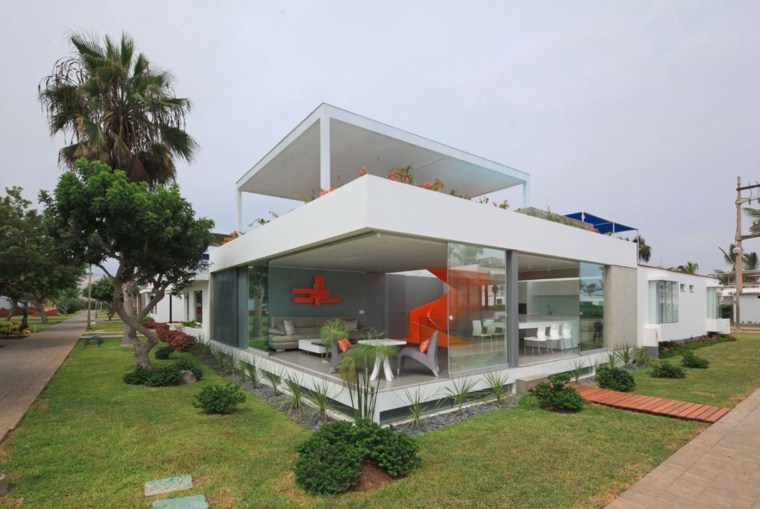 テラスやバルコニーのアイデアモダンなデザインの家