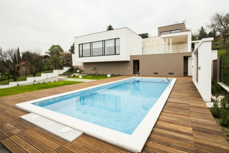 giardino paesaggistico con piscina terrazza in legno