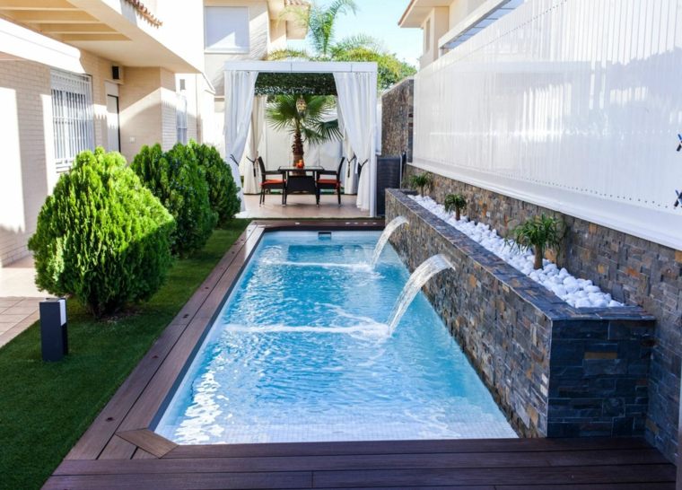 giardino paesaggistico con moderne cascate della piscina