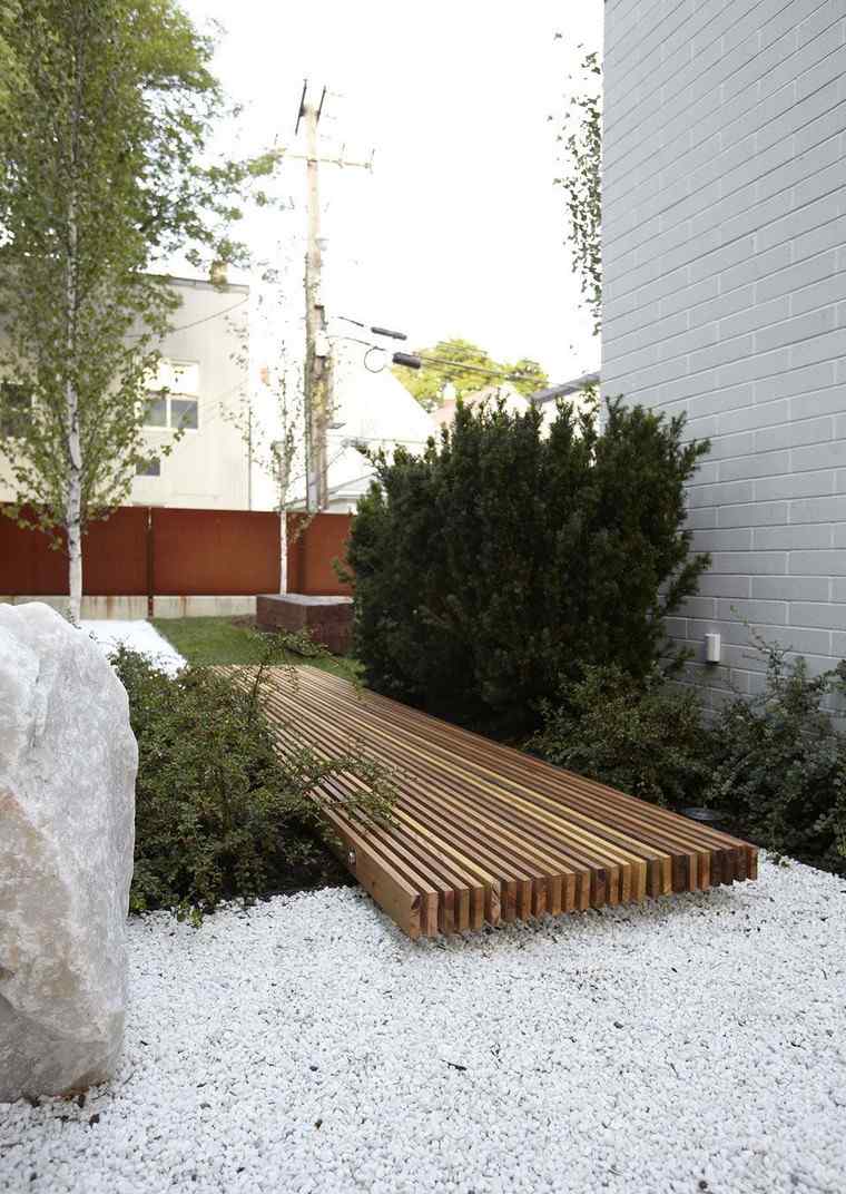 Idea paesaggistica percorso giardino ciottoli design in legno