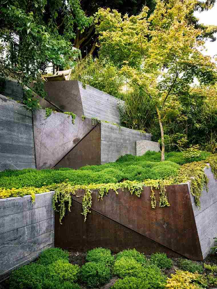 Ideja o uređenju vrta nakošenim voskom betonom