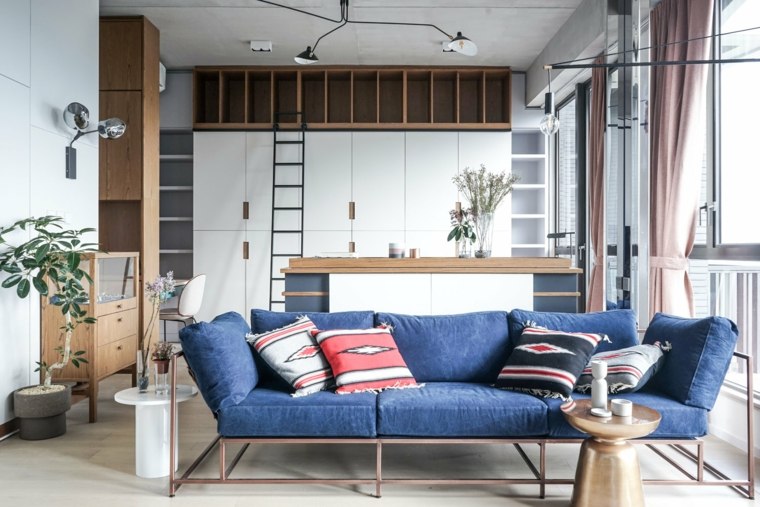 Mažo buto išdėstymo idėja svetainės mėlynos sofos dizaino pagalvėlės