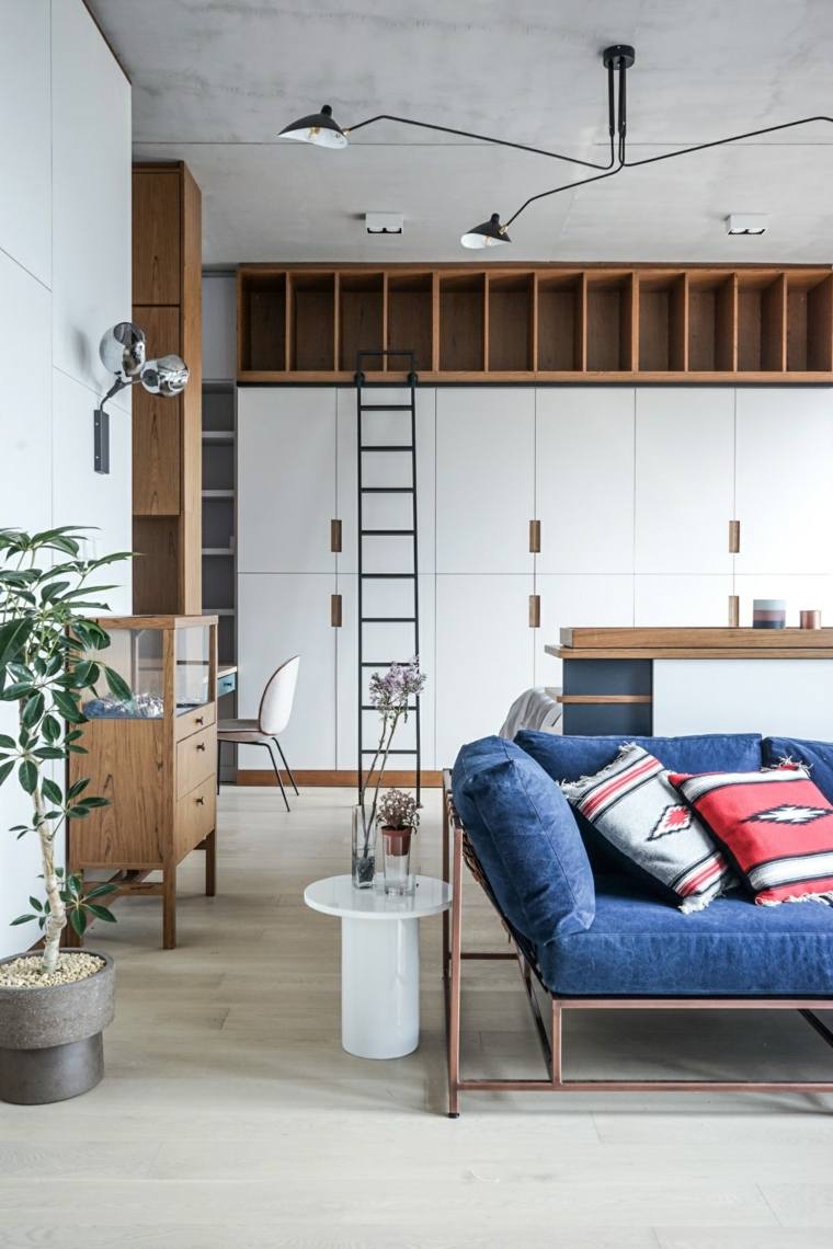 小さなアパートのレイアウトのアイデア青いソファクッション木製の棚