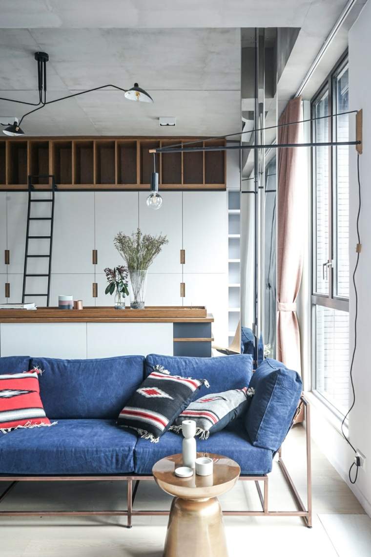 小さなアパートのレイアウトのアイデアデザイン青いソファオープンキッチン